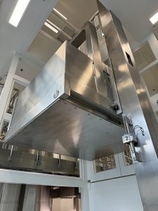 Photographie d'une plateforme élévatrice Servolift intégrée dans une salle blanche.